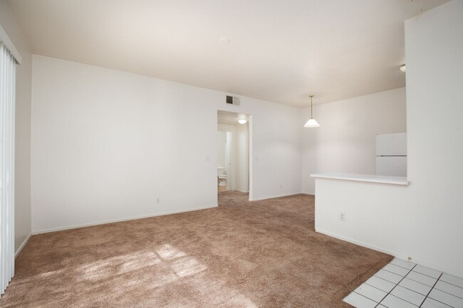 Building Photo - Adorable 2 Bedrooms Condo on the Second Floor