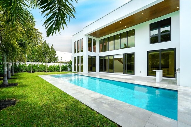 Building Photo - 333 NE Spanish Ct