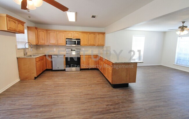 Building Photo - Fabulous 2-Story 5/2.5/2 Adjacent to Creek In DeSoto For Rent!