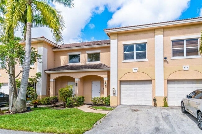 Building Photo - 809 Talia Cir