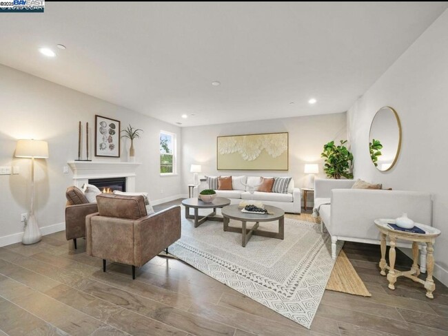 Building Photo - 1588 Alamo Way