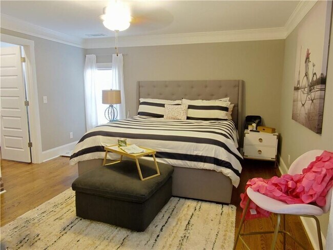 Building Photo - 3 Bedroom 2 Bath near the Beltline