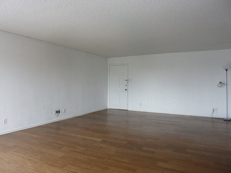 Building Photo - 8401 N New Braunfels Ave