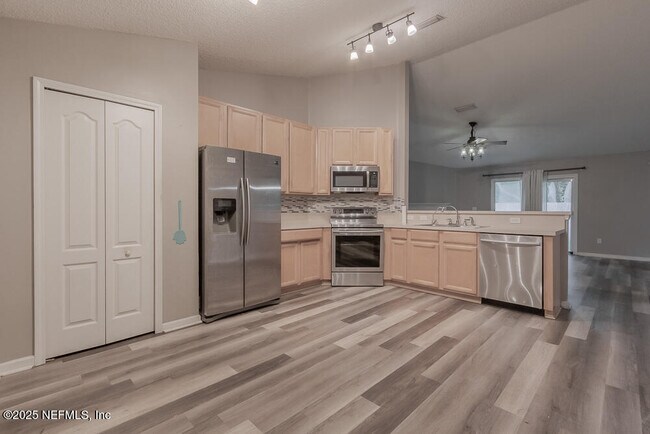Building Photo - 14004 Crestwick Dr W