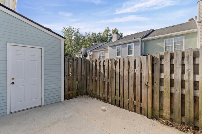 Building Photo - 2018 Briar Ct