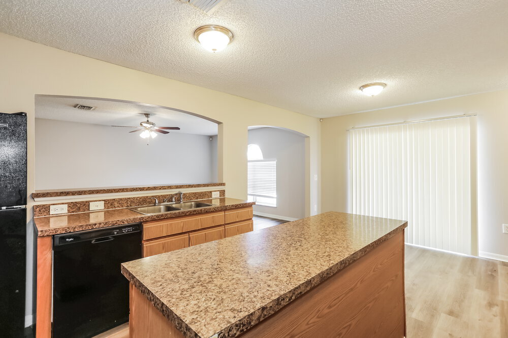 Building Photo - 5633 English Oak Dr S