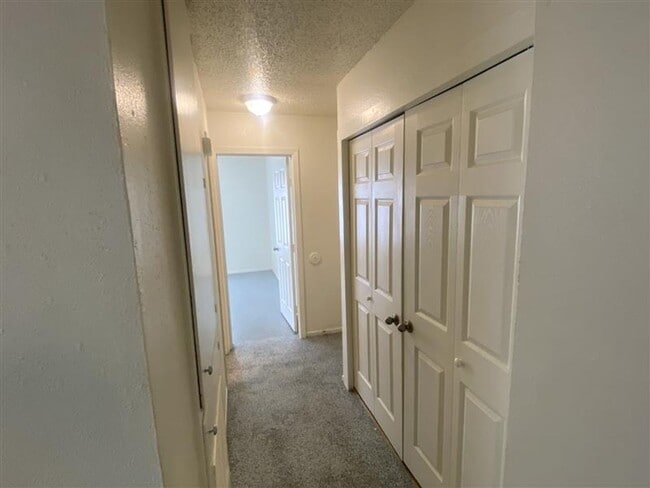 Building Photo - GREAT 2/2/1 DUPLEX