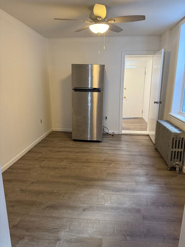 Building Photo - Charming 3-Bedroom Home in Port Richmond Available Now!