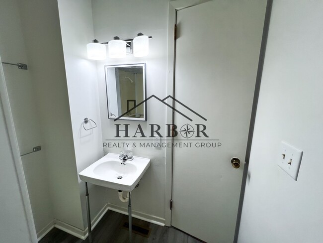 Building Photo - 527 Boone St