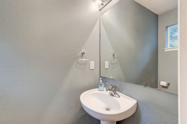 Building Photo - 3 Bedroom, 2.5 Bath Condo in Madrona Heights - Water/Sewer/Garbage included!