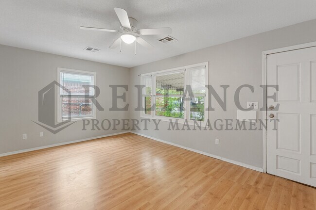 Building Photo - 1128 N Estelle St