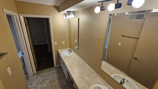 Building Photo - 557-559 Bailey Drive