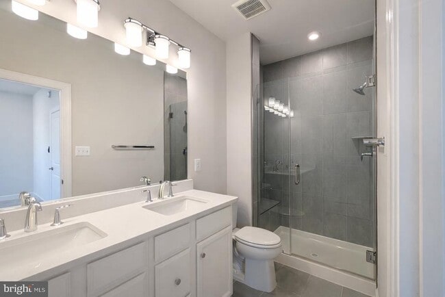 Building Photo - 6710 Belcrest Rd