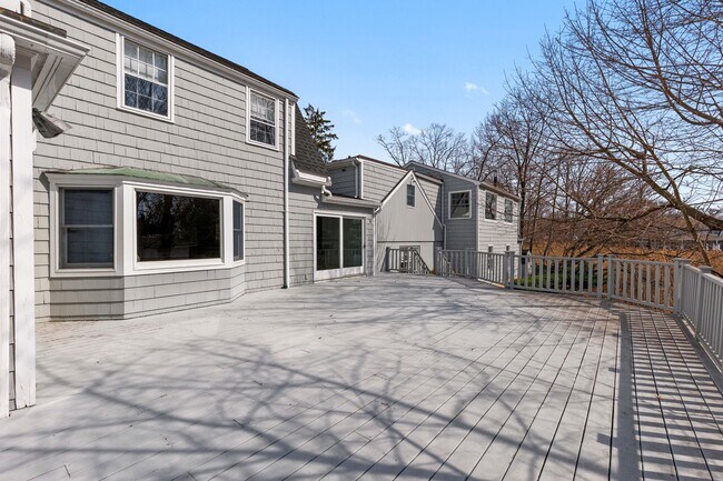 Building Photo - 8 Indian Point Ln