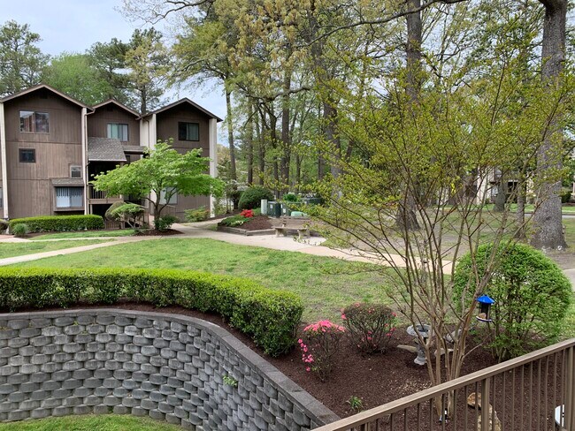 Nicely Manicured Grounds - 231 Canal Park Dr