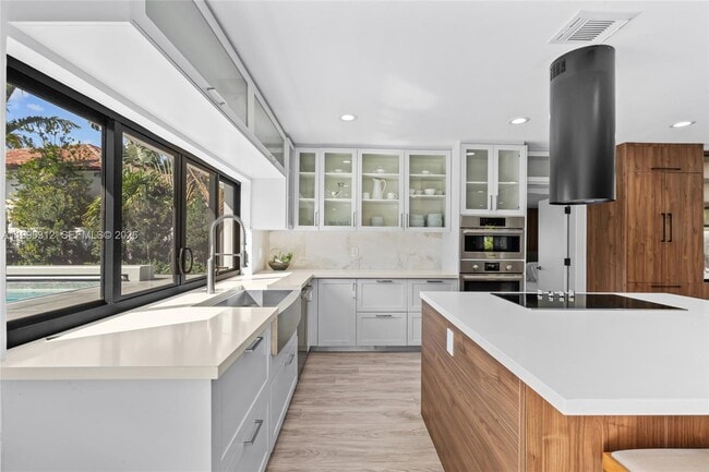 Building Photo - 116 W 1st Ct