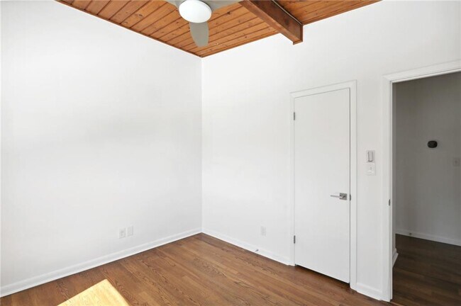 Building Photo - 3684 Northlake Dr