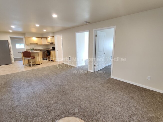 Building Photo - 44102 Dimmick Rd