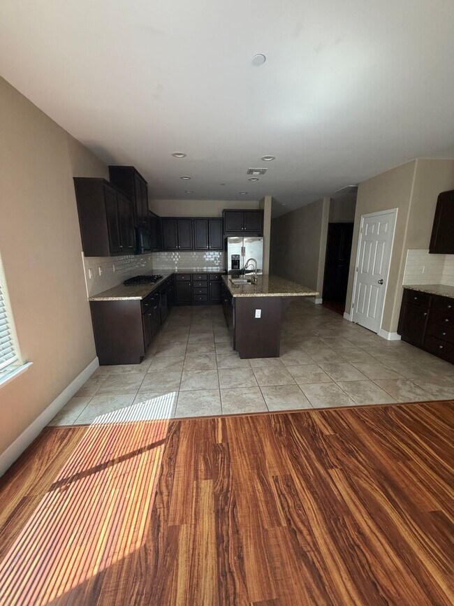 Building Photo - 2487 N Mountainside Dr