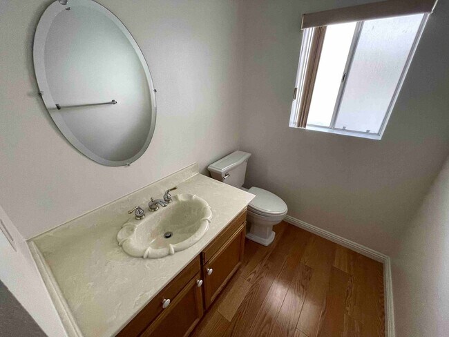 Building Photo - LARGE ENCINO SPA CONDO!