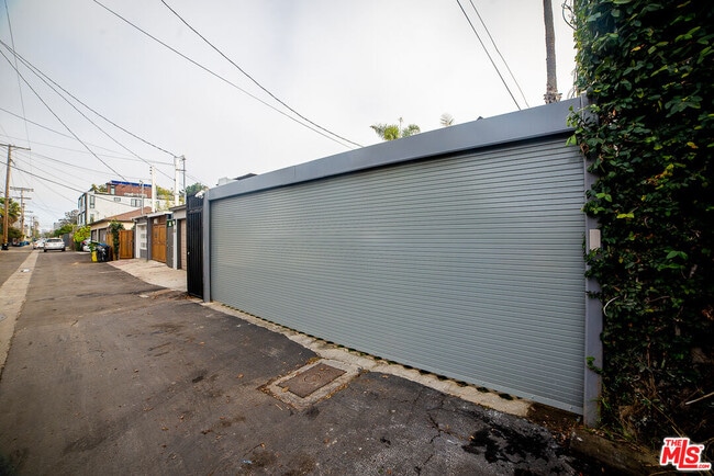 Building Photo - 205 Venice Way