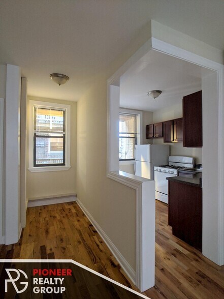 Building Photo - 4409 N Wolcott Ave