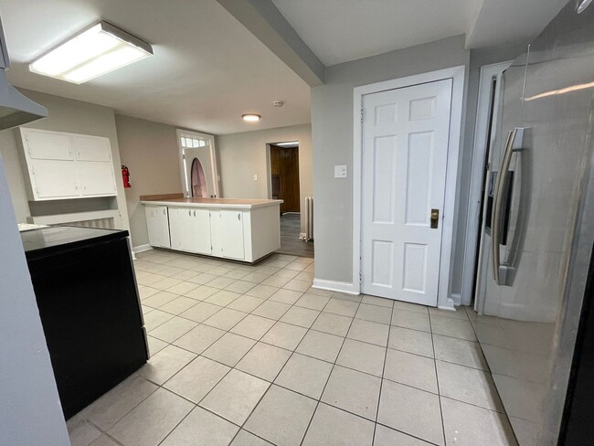 Building Photo - Newly Renovated 3 Bed, 1.5 Bath in Fairview!