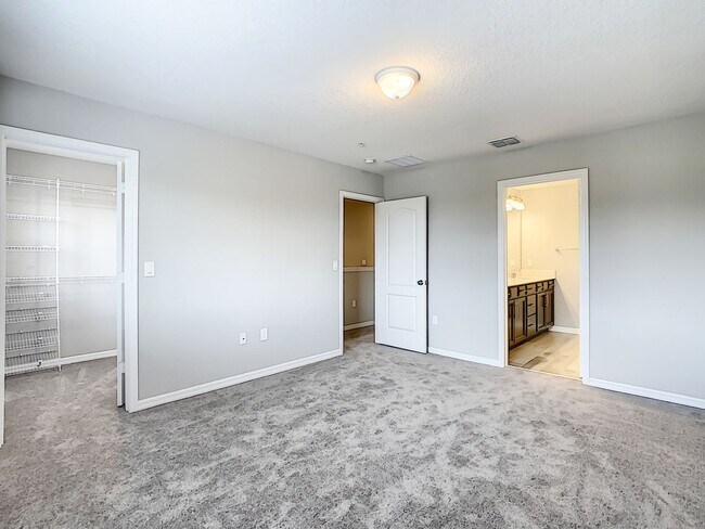 Building Photo - Stylish 3-Bedroom Townhome in Gated Sanfor...