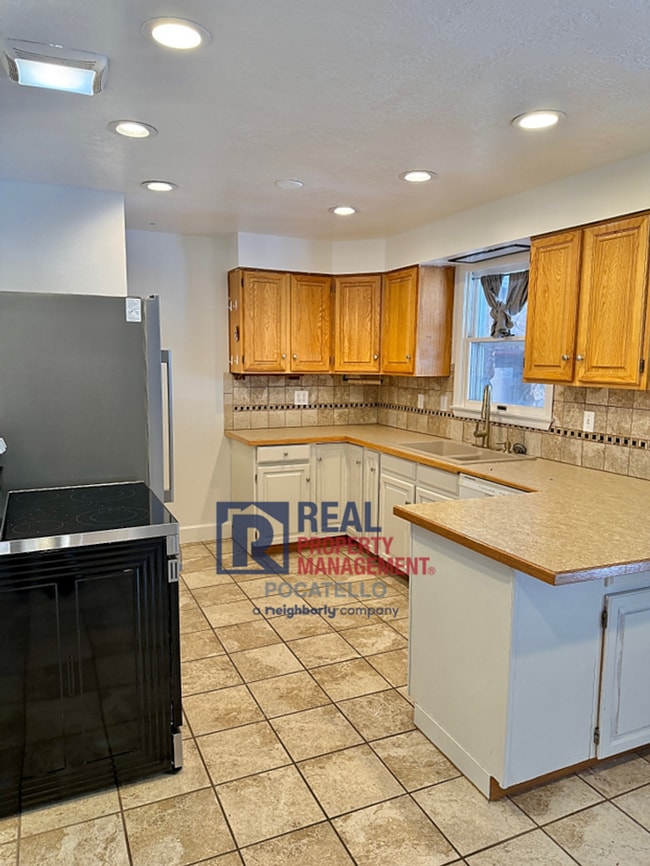 Building Photo - 3 bed 2 bath house - 1 car garage - PET FRIENDLY