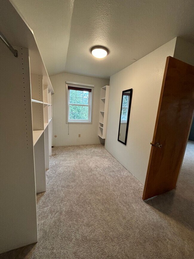 Building Photo - Spacious 4BR, 2.5BA home on 1.3 acres in O...