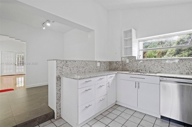 Building Photo - 4630 SW 13th Terrace