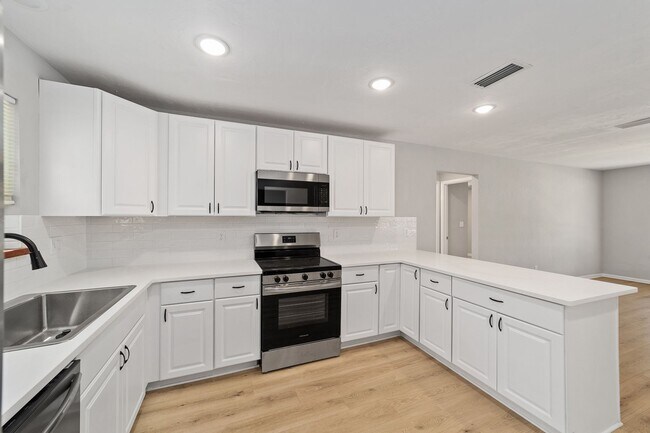 Building Photo - Beautifully Renovated 3 Bed 2 Bath Home in...