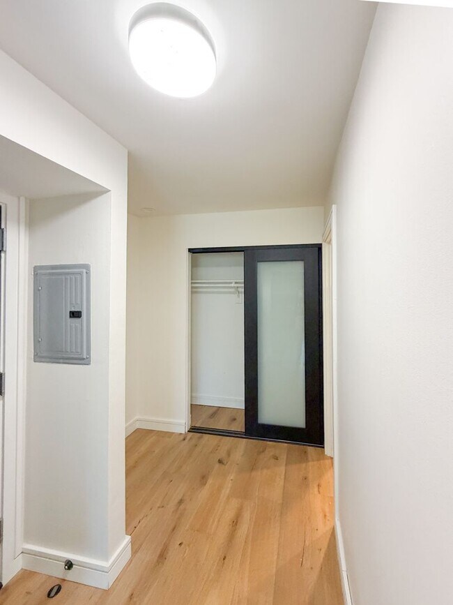 Building Photo - Top Floor Beautiful 2BD 2BA
