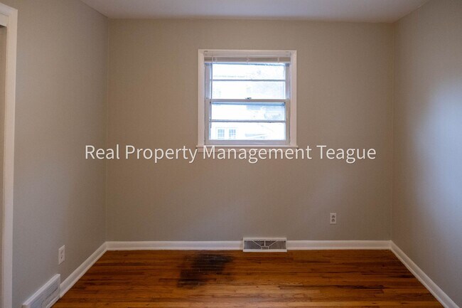 Building Photo - 1 S Main St