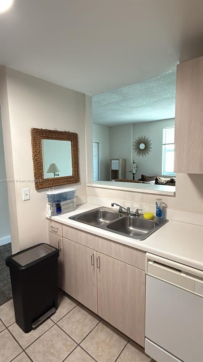 Building Photo - 50 Menores Ave