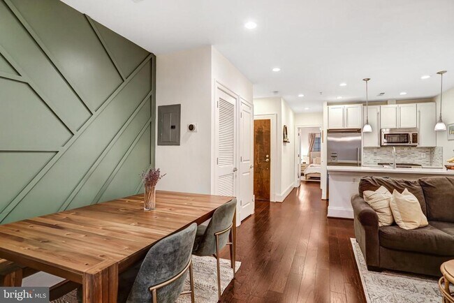 Building Photo - 3937 Davis Pl NW