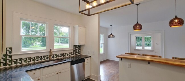 Building Photo - Adorable Red Bank Home!