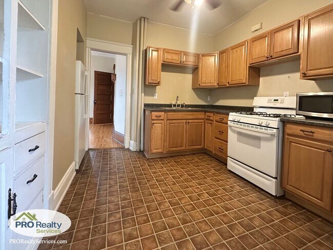 Building Photo - Charming 2 Bedroom Apartment in Northeast ...