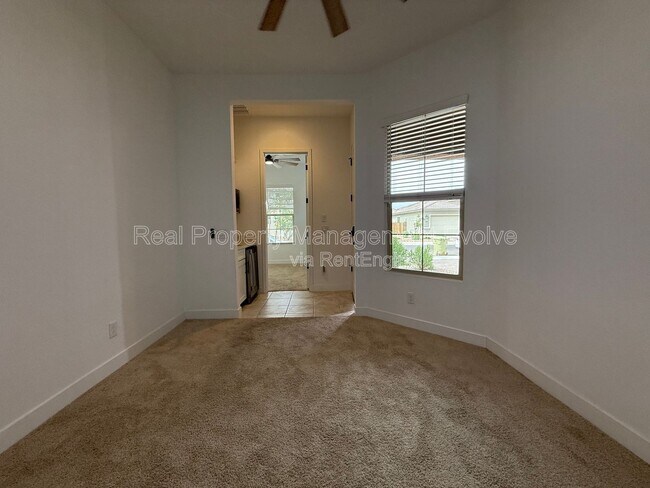 Building Photo - 8723 W Vista Ave