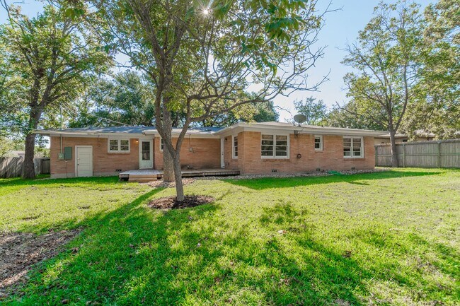 Building Photo - Renovated 3 Bed / 2 Bath Brick Home with 2-Car Garage & Fenced Yard in North Temple