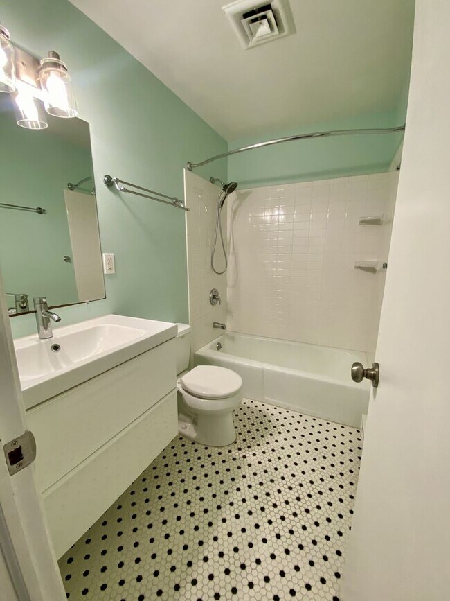 Building Photo - Beautiful Elizabeth River Home