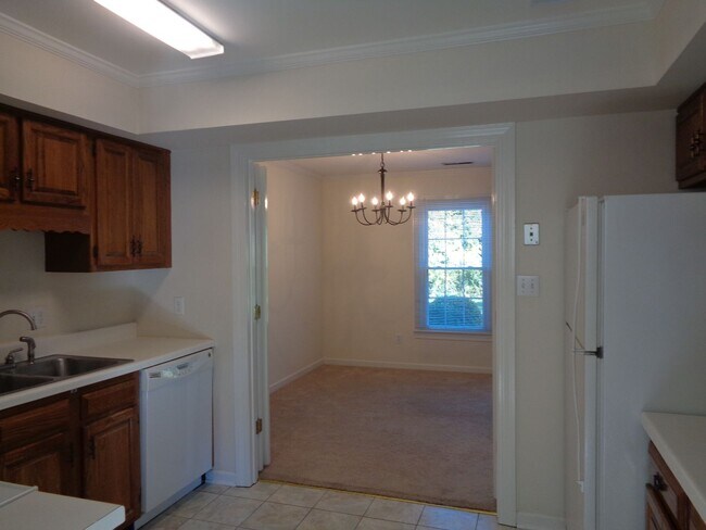 Building Photo - Peacehaven/Sherwood Forest Townhouse
