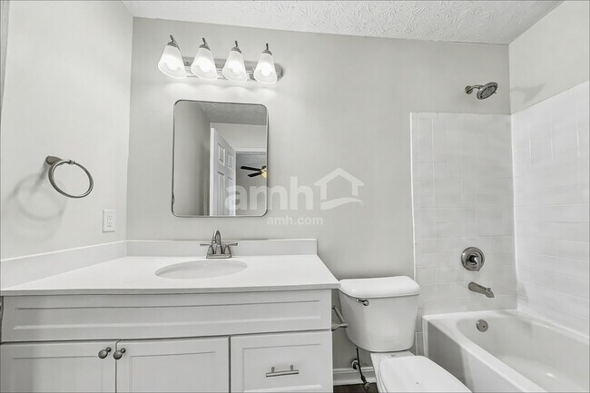 Building Photo - 2044 Woodmere Ct