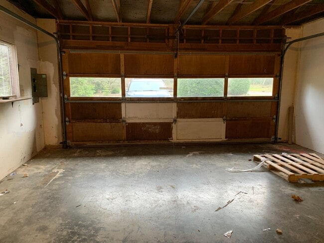 Building Photo - **Daisey King **