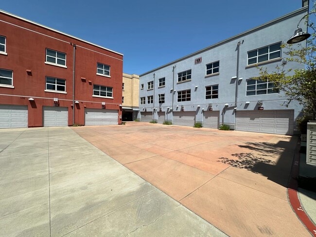 Building Photo - 716 N Santiago St
