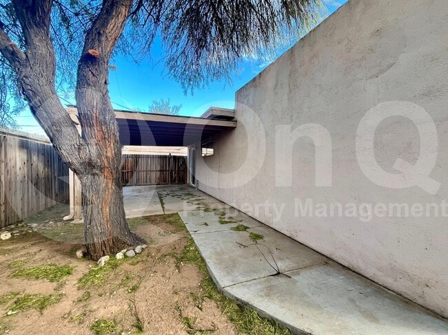 Building Photo - 2705 N Orchard Ave