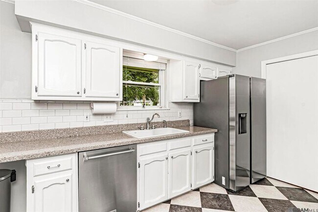 Building Photo - 4112 Pine Park Dr