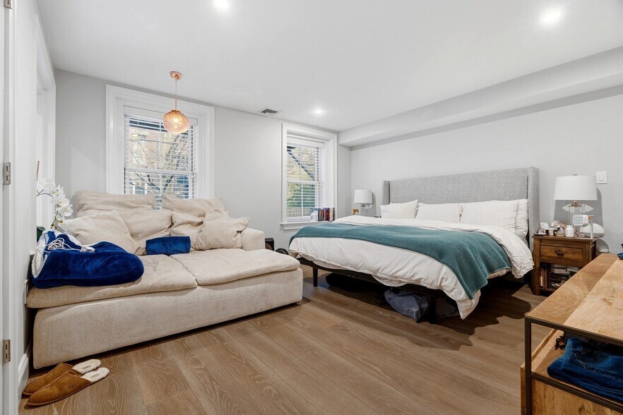 Building Photo - 98 Waltham St