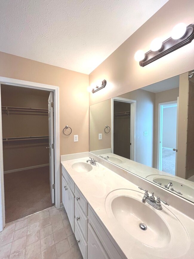 Building Photo - Available Now!  Beautiful ranch style home at Exit 1, pets allowed!