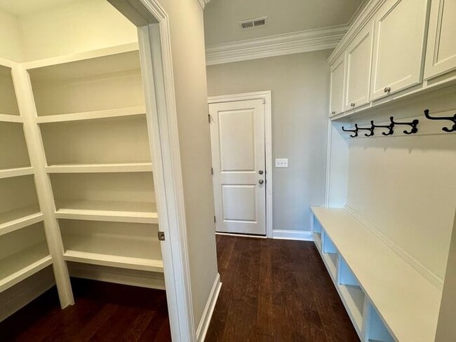 Building Photo - Look and Lease